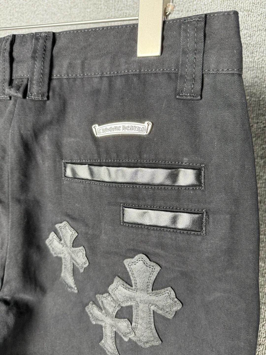 P270 💰 (Top version) Chrome Hearts丨Chrome Hearts Black and Brown Camouflage Cross Patched Leather Jeans - Full of exploring the ultimate in fashion, Chrome Hearts' new Chrome Hearts pants cleverly integrate camouflage cross, camouflage cross and other elements to break the traditional boundaries. Mattyboy's clever fusion of overalls and khaki jeans, the same style, brings endless matching inspiration to fashionistas! Whether it is daily wear or a trendy try, these pants can bring you an excellent fashion experience. Color: black Size: 28-30-32-34 (corresponds to S-M-L-XL)